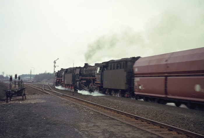 043 642 + unbekannte 042 mit 4000t Erz durchfahren Leschede Richtung Süden, um 15:55h am 19.03.1975