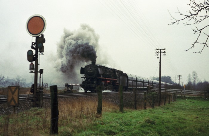 043 336 mit Erzzug bei Salzbergen, am 20.03.1975