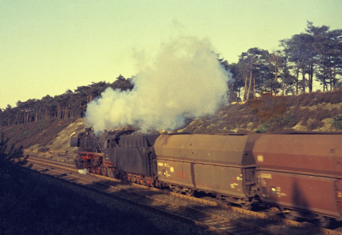 044 669 mit Güterzug nach Emden im Lathener Einschnitt, am 21.03.1975