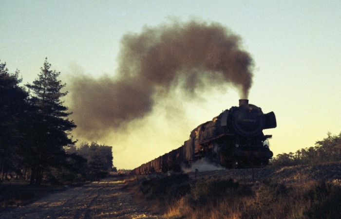 043 094 mit leerem Kohlewagenzug Richtung Rheine, bei Lathen, um 17:22h am 21.03.1975