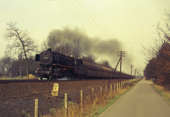 043 636 mit Erzzug bei Leschede, am 22.03.1975