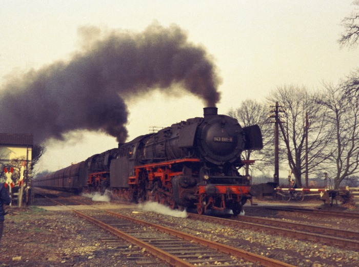 043 681 + 043 121 mit Erzzug Durchfahrt Elbergen, 22.03.1975