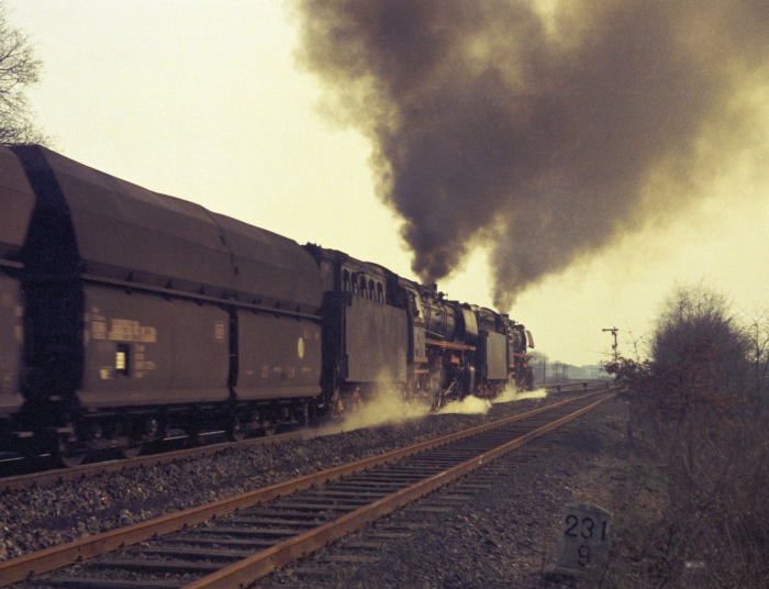043 681 + 043 121 mit Erzzug Durchfahrt Elbergen, 22.03.1975