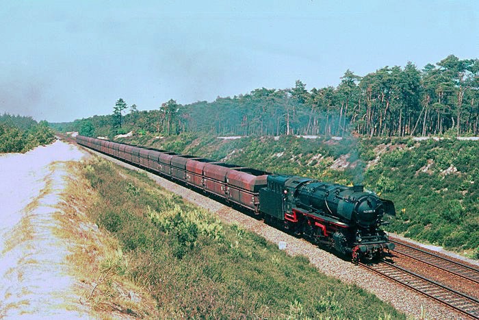 043 364 auch noch mal mit Erzzug im Einschnitt bei Lathen, am 08.06.1976
