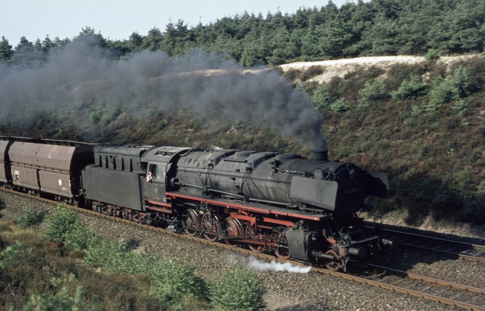 043 100 leerer Erzwagenzug ->Emden, im Lathener Einschnitt, am 14.08.1976