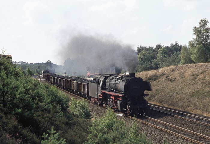 043 094 mit Kohlezug ->Emden, im Einschnitt bei Lathen, am 14.08.1976