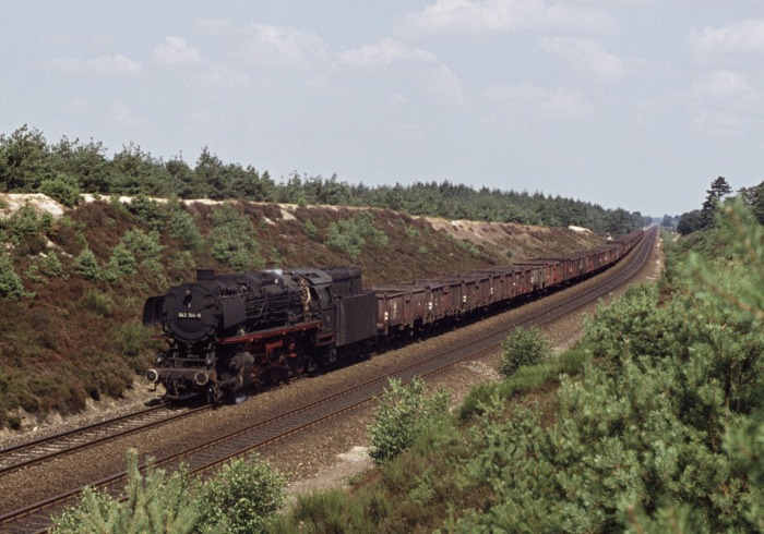 043 364 mit leerem Kohlezug (Lgo) Richtung Rheine im Lathener Einschnitt, etwa 12:00h, am 14.08.1976