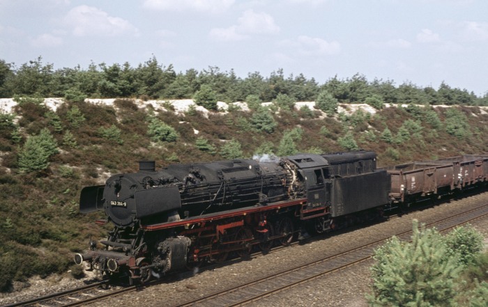 043 364 mit leerem Kohlezug (Lgo) Richtung Rheine im Lathener Einschnitt, etwa 12:00h, am 14.08.1976