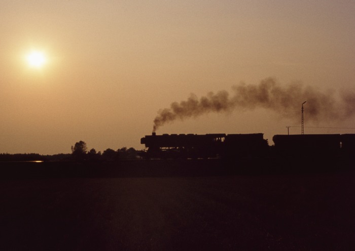 043 737 mit Erzzug ->Rheine bei Haren, am 14.08.1976