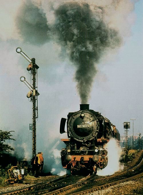 043 903 mit Erzzug Ausfahrt Emden, 29.08.1974
