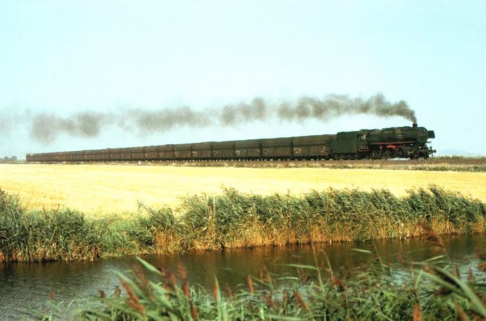 043 336 mit Erzzug bei Oldersum, 30.08.1974