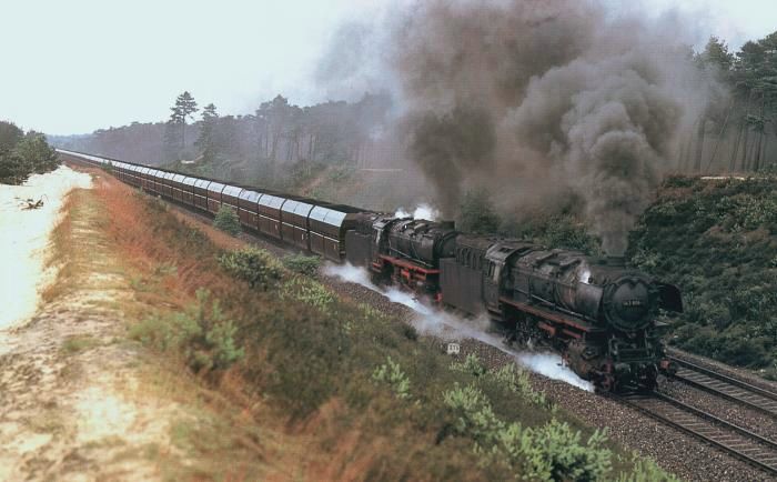 043 + 043 mit 4000t-Erzzug im Lathener Einschnitt, am 01.07.1974