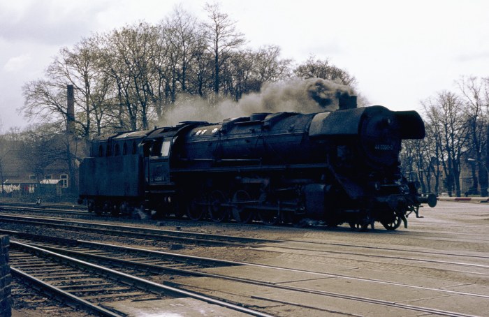 44 0390, als sie LZ den Bahnhof Ludwigslust durchfährt, um 11:25h am 24.04.1976