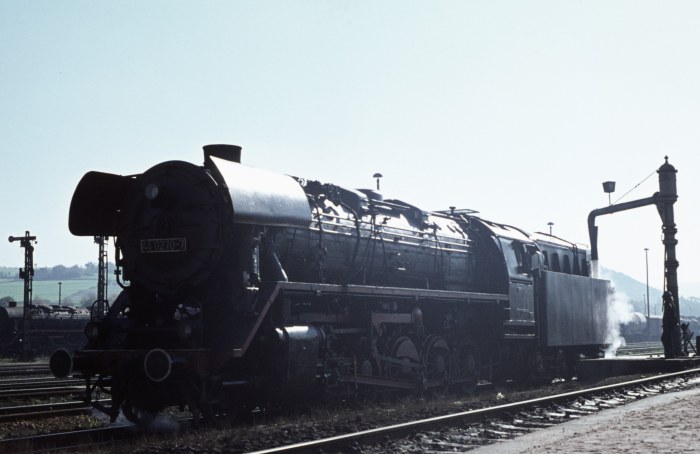 44 0270 erhält Wasser im Bf Saalfeld, 12.10.1976