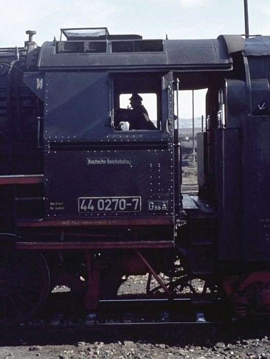 44 0270 erhält Wasser im Bf Saalfeld, 12.10.1976
