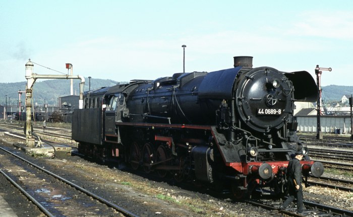 44 0689 ebenfalls am Wasserkran im Bahnhof Saalfeld, am 12.10.1976