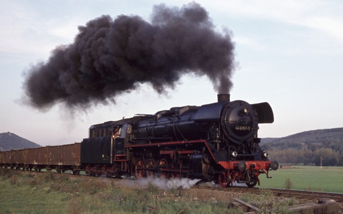 44 0757 Güterzug auf der Saalebahn bei Etzelbach, am 12.10.1976
