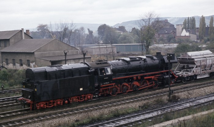 44 0104 Tv abwärts kommend mit Güterzug aus Unterwellenborn, an der Einfahrt von Saalfeld, um ca.11:00h am 14.10.1976