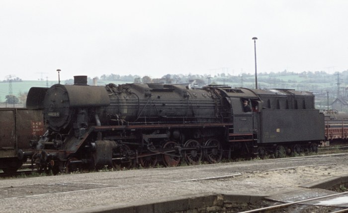 44 0233, wie üblich in einem jahrelang gleichen, immer ziemlich schmutzigen Look, beim Umsetzen im Bahnhof Saalfeld, um 15:15h am 14.10.1976