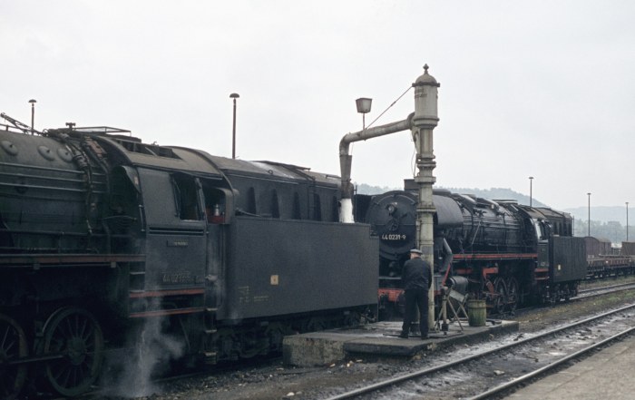 44 0233 und 44 0231 am Wasserkran in Saalfeld, 14.10.1976