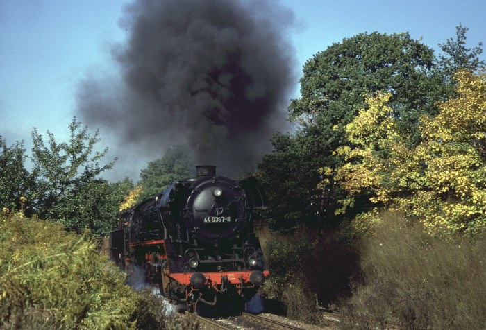 44 0397 mit Erzzug(?) hinter Saalfeld, 08.10.1978