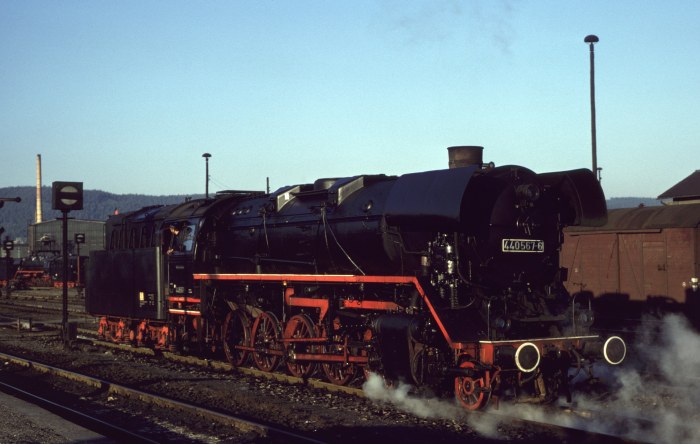 44 0567 fährt vom Wasserkran im Bf Saalfeld weg, 08.10.1978