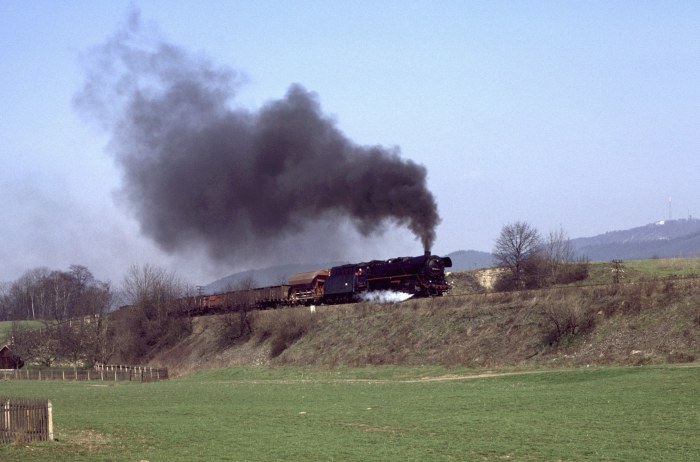 44 0567 fährt vom Wasserkran im Bf Saalfeld weg, 08.10.1978