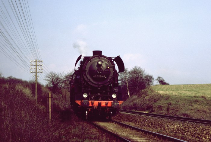 44 0196 Lz talfahrend vor Saalfeld, 13.04.1979