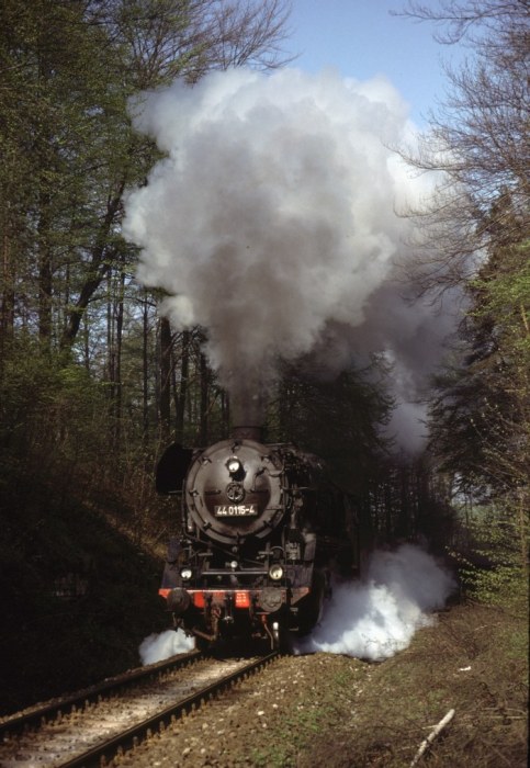 44 0115 mit Sandzug vorm Oppurger Tunnel, am 10.05.1980