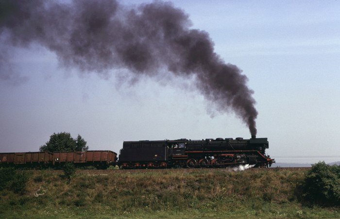 44 0397 mit Gz vor Unterwellenborn am Berg, am 27.08.1979.