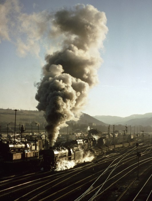 44 0??? mit schwerem Sandzug Ausfahrt Saalfeld, 28.12.1980