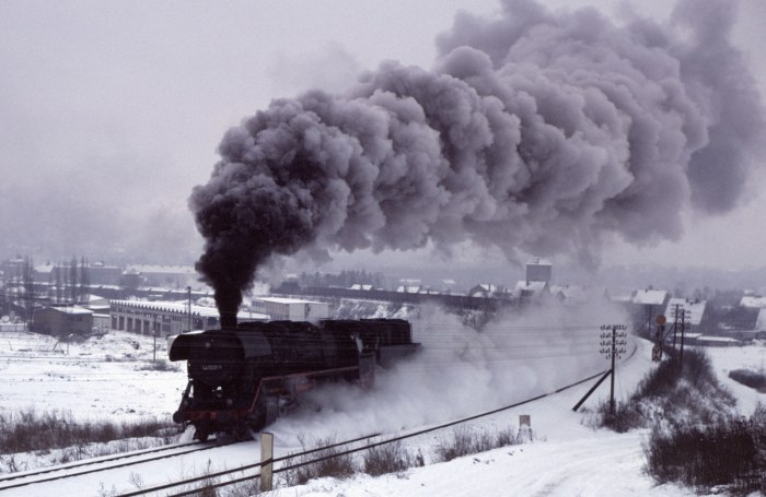 44 0231 vor Erzzug, Schub: 44 0387 Tv, hinter Saalfeld, am 10.01.1981