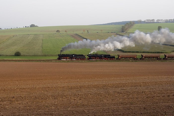 44 1486 + 52 8079 mit Kieszug hinter der Ausfahrt Oberrohn, am 11.10.2007