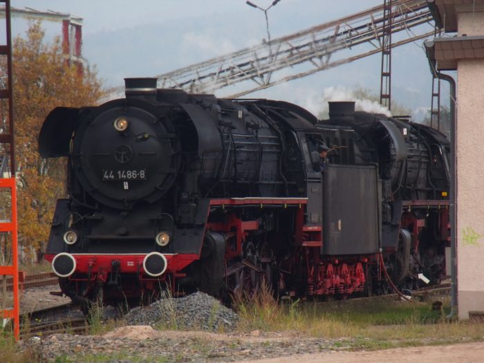 44 1486 vor der 44 2546 im Kieswerk in Immelborn, woher auch die angemessen schweren Güterzuge kamen, hier nun noch beim Wassernehmen per Schlauch., um 14:50h am 29.10.2011