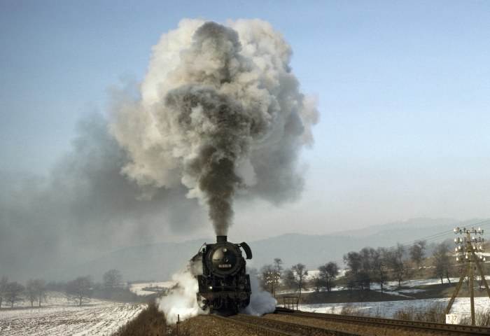 44 0567 sehr langsam mit Übergabe nach U-Born auf der Steigung hinter Saalfeld, am 31.01.1981