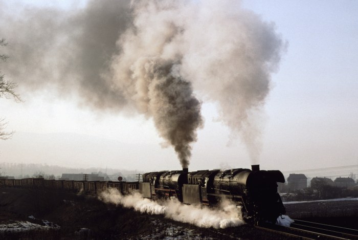 44 0567 + 44 0231 mit Erzzug hinter Saalfeld am Berg, 31.01.1981