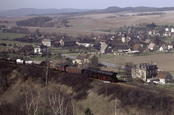 44 0393 mit Ng 66420 bei Kolba hinter Oppurg, am 28.03.1981