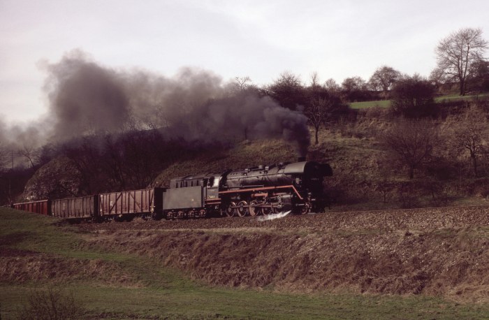 44 0413 mit Güterzug vor Unterwellenborn, 28.03.1981