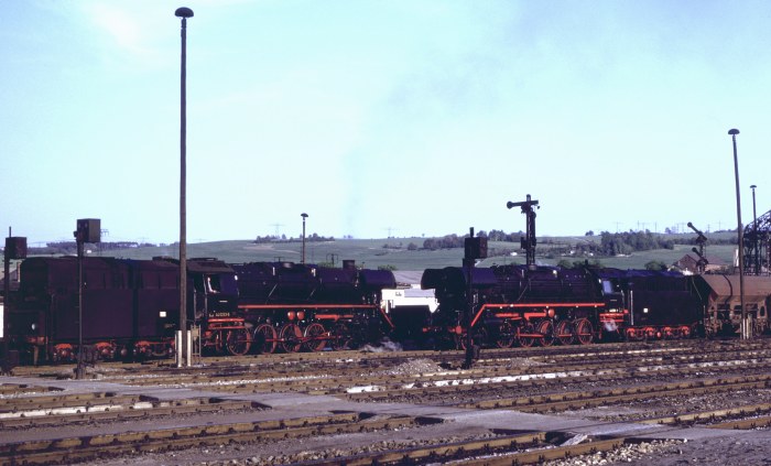 44 0233 und 44 0305 im Rbf Saalfeld, um 19:10h am 09.05.1981