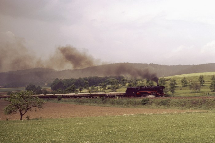 44 0305 mit Sandzug ->Könitz, hinter Saalfeld, am 16.05.1981