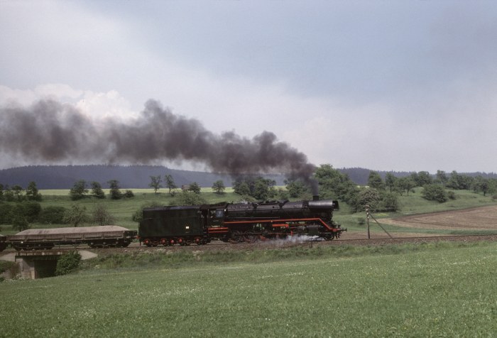 44 0305 mit Sandzug ->Könitz, hinter Saalfeld, am 16.05.1981