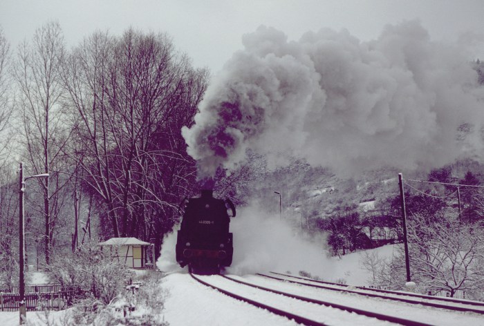 44 0305 mit P 3004 Ausfahrt Uhlstädt, am 12.12.1981