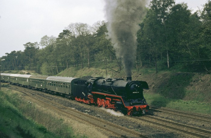 44 1412 vor Sonderzug in Kerkwitz (Lausitz), am 14.05.1993