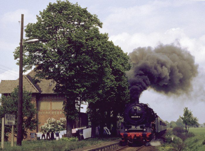 44 1412 mit Sonderzug, Scheinanfahrt im noch vollständig erhaltenen, alten Bahnhof bzw. Haltepunkt Mulknitz am 14.05.1983