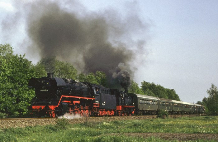 44 1412 + 74 1230 Tv vor Sonderzug bei Weißwasser, am 14.05.1983