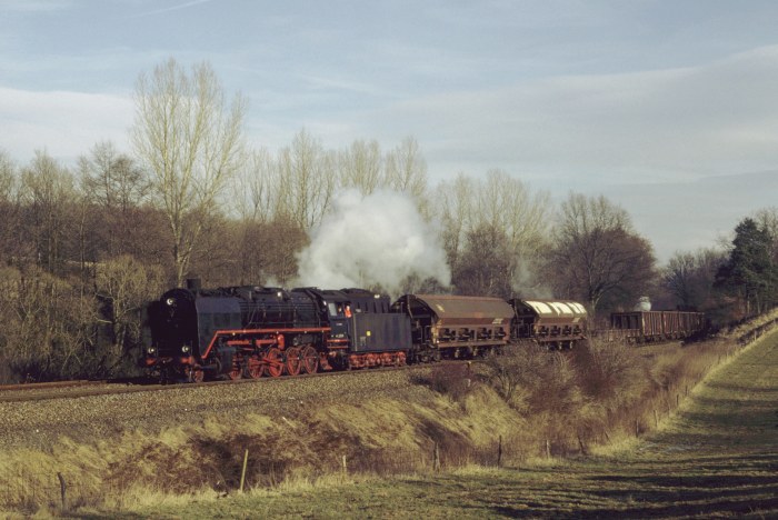 44 225 mit Üg 67101 talfahrend bei Unterrohn, am 07.02.1997