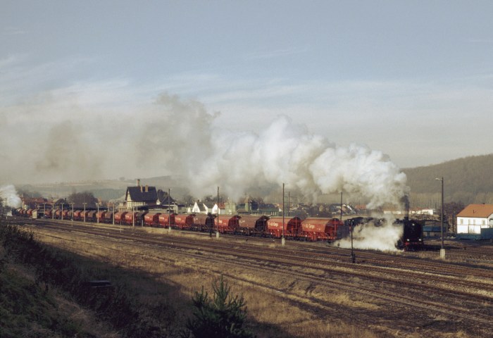 44 225 mit Gag 56460, Schub macht 44 0093, Durchfahrt Dorndorf/ Werra, um 11:30h am 07.02.1997