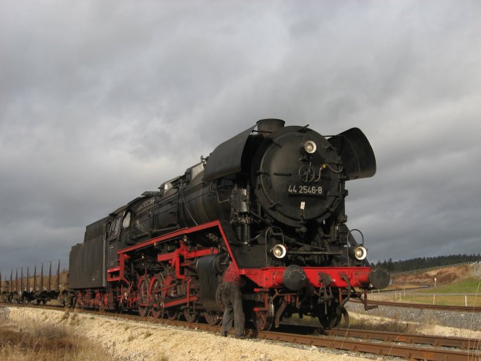 44 2546 wartet vor dem Werkstor F.Rettenmeier bei Wildburgstetten, 23.11.2009