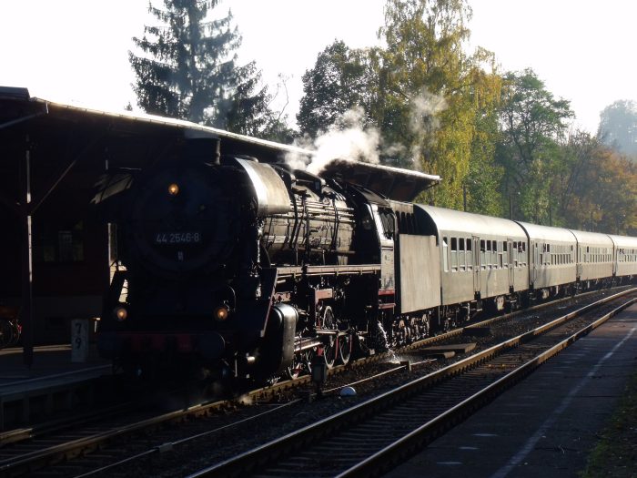 44 2546 mit Sonderpersonenzug DPE 206 (Meiningen-Eisenach) beim Halt in Förtha, um 16:05h am 28.10.2011
