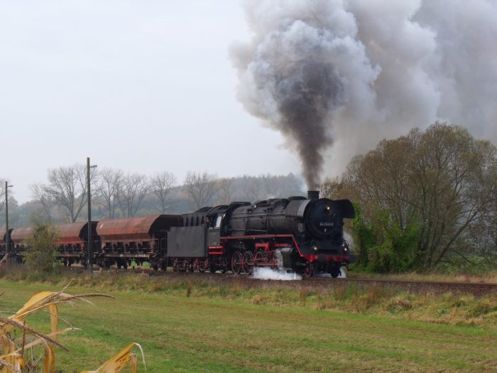 44 2546  mit Kieszug DGz 304 (Salzungen-Marksuhl) Ausfahrt Oberrohn, um 11:25h am 29.10.2011